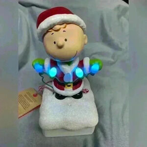 Hallmark 2015 Peanuts Gang Christmas Music and Light Show featuring Linus NWT
